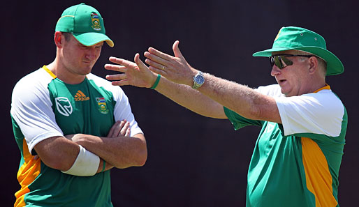 Beim Cricket darf es auch mal etwas herzlicher zugehen: Südafrika-Coach Duncan Fletcher (r.) tröstet seinen schmollenden Kapitän Graeme Smith während des Trainings in Indien