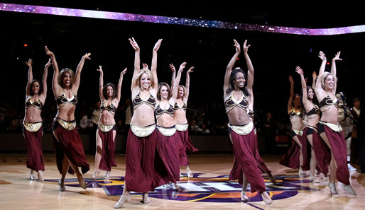 Sexy Vorprogramm in der NBA: Vor dem Spiel gegen die Sacramento Kings heizen die Cheerleader der Phoenix Suns ordentlich ein. Die Kings siegten mit 113:108
