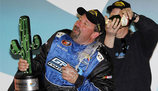 Sieger des NASCAR-Rennens K&N Pro Series West: Die Champagner-Dusche scheint Greg Pursley (l.) in vollen Zügen zu genießen