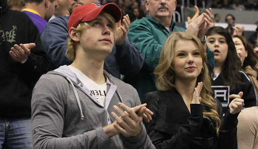 Promi-Alarm in der NHL: Chord Overstreet (l.) und Taylor Swift bejubelten den 4:2-Sieg der Los Angeles Kings gegen Minnesota Wild