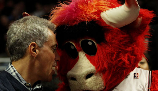 Chicago-Bürgermeister Rahm Emanuel stellt seinen neuen Freund vor: Benny the Bull. Die Chicago Bulls besiegten Miami Heat mit 93:89