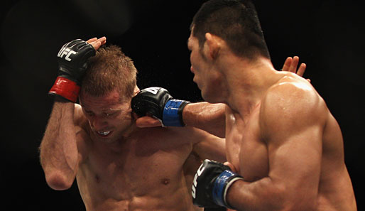 Das hat gesessen! Der Japaner Riki Fukuda (r.) verpasst Kanadas Nick Ring beim UFC 127 in Sydney eine rechte Gerade