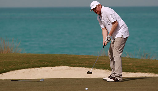 Vor solch einem Panorama lässt es sich doch geschmeidig golfen: Boris Becker puttet bei der Laureus Golf Challenge in Abu Dhabi