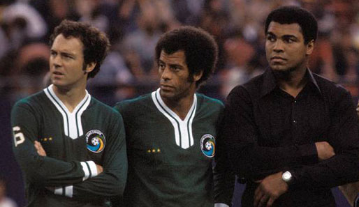 Legenden des Sports: Franz Beckenbauer, Carlos Alberto und Muhammad Ali (v.l.) im Jahr 1977