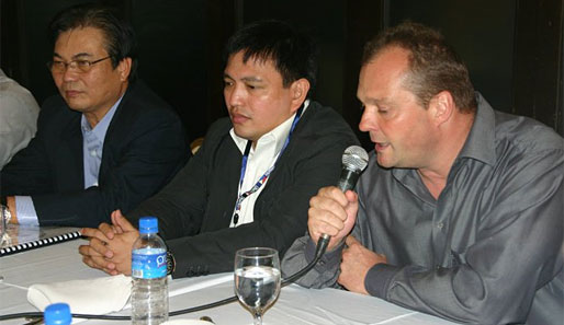 Bei der offiziellen Pressekonferenz saßen die drei entscheidenden Kräfte nebeneinander: Verbandsboss Araneta, Palami und Weiß (v.l.)