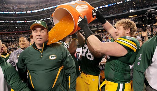 Hier hat ein Fotograf Timing bewiesen und die eiskalte Gatorade-Dusche für Packers-Coach Mike McCarthy im perfekten Moment festgehalten