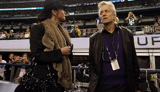 Beim Super Bowl dürfen natürlich auch die Promis nicht fehlen. Hier sehen wir Hollywood-Legende Michael Douglas mit Ehefrau Catherine Zeta-Jones