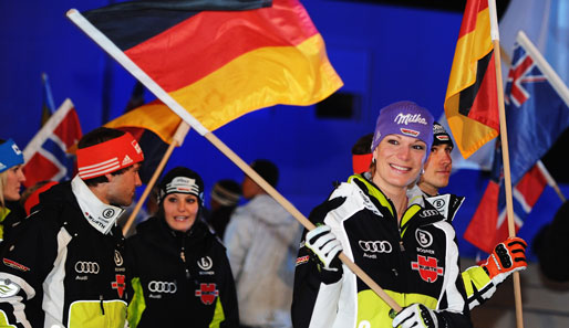 ERÖFFNUNGSFEIER: Die strahlende Maria Riesch schwingt bei der Eröffnungsfeier in Garmisch-Partenkirchen die deutsche Flagge