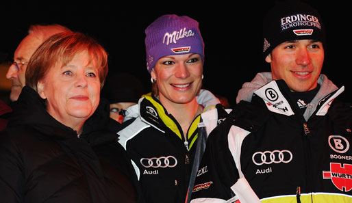 Begeistert von der Eröffnungsfeier der 41. Ski-Weltmeisterschaften: Bundeskanzlerin Angela Merkel (l.), Maria Riesch und Felix Neureuther