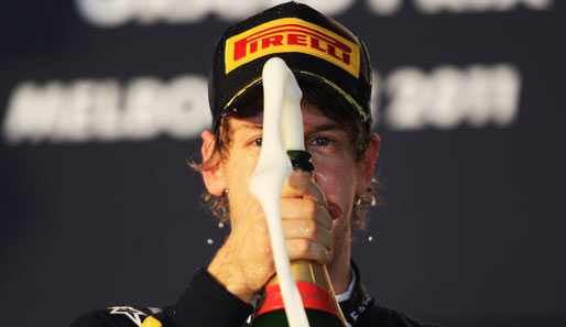 Und wie man als Formel-1-Pilot standesgemäß einen Sieg feiert? Na klar, mit einer sehr großen Flaschen Champagner