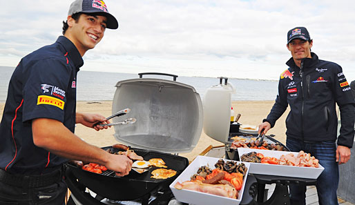 Fast-Doppelgänger beim Barbecue. Mark Webber und Testfahrter Daniel Ricciardo kommen beide aus Australien und wissen natürlich, wie man anständig aufgrillt