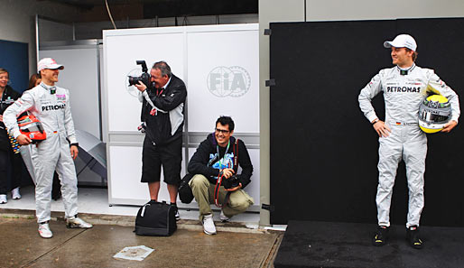 Fernab von der Tragödie hatten die F-1-Fahrer in Australien ihren Spaß beim obligatorischen Fototermin. Hier das Mercedes-Duo Schumacher/Rosberg