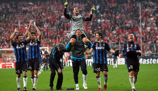 Nach dem Spiel kannte die Freude bei Inter Mailand keine Grenze mehr. Keeper Julio Cesar, der noch vor dem 1:1 patzte, wurde auf Händen getragen