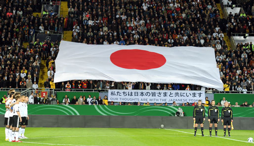 Deutschland - Kasachstan 4:0: In Gedenken an die Opfer der Naturkatastrophe in Japan gab es vor dem Anpfiff im Fritz-Walter-Stadion eine Schweigeminute
