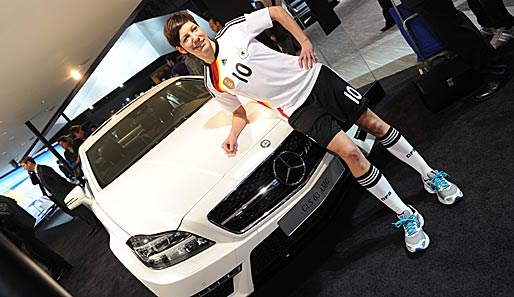 Die deutschen Nationalspielerinnen auf dem 81. Autosalon in Genf zu Gast bei Generalsponsor Mercedes-Benz