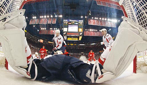 Bauchlandung in der Joe Louis Arena: Goalie Michal Neuvirth von den Washington Capitals wirft sich in der NHL gegen die Detroit Red Wings über den Puck