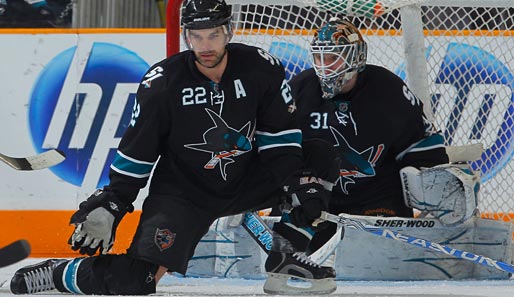 Gemeinsam gegen den nahenden Puck: Goalie Antti Niemi (r.) und Dany Boyle von den San Jose Sharks während der NHL-Partie gegen die Minnesota Wild
