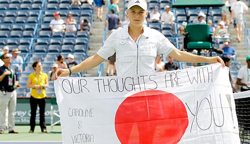 Mit ihren Gedanken in Japan: Die Weltranglistenerste Caroline Wozniacki aus Dänemark mit einer tollen Geste beim Tennis-Turnier in Indian Wells (Kalifornien)