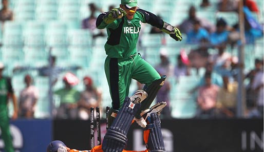 Den Holländer einfach übersprungen: Irlands Niall O'Brien feiert beim 2011 ICC Cricket-World Cup im indischen Kolkata