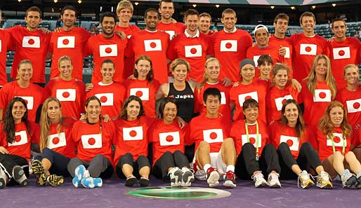 Tennis Family for Japan Relief: Die Mitglieder der WTA und der ATP posieren gemeinsam für den guten Zweck in Key Biscane (Florida)