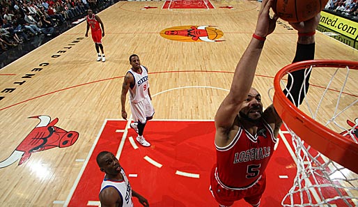 Carlos Boozer von den Chicago Bulls steigt in der NBA zum Dunking hoch - die Spieler der Philadelphia 76ers schauen ehrfürchtig zu