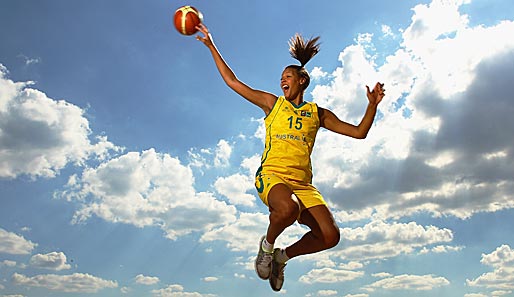 Die Dame ist übrigens 2,03 Meter groß! Elizabeth Cambage von der australischen Basketball-Mannschaft Bulleen Boomers