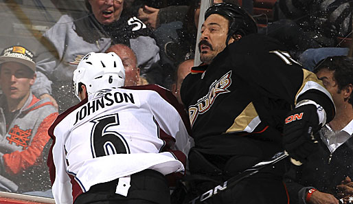 Dem Gesichtsausdruck nach zu urteilen, hat George Parros von den Anaheim Ducks (r.) gerade nicht so viel Spaß an der NHL