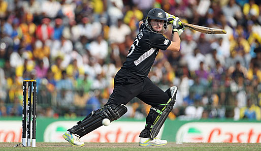 Es ist nicht leicht, sich die Anspielung auf Star Wars zu verkneifen: Neuseelands Scott Styris holt im Cricket-Match gegen Sri Lanka zum Schlag aus