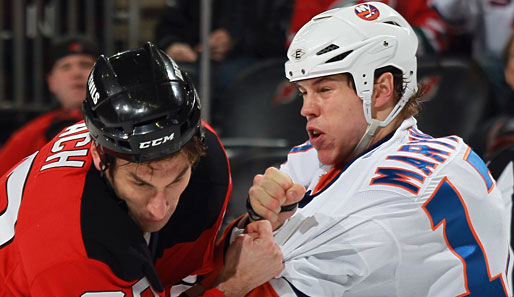 Da gibt's ordentlich auf die Helme: Matt Martin (r., New York Islanders) und Jay Leach (New Jersey Devils) kloppen sich beim NHL-Spiel im Newarker Prudential Center