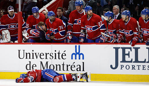 Pures Entsetzen bei den Montreal Canadiens: Max Pacioretty liegt nach einem harten Check im Spiel gegen die Boston Bruins regungslos auf dem Eis. Gute Besserung