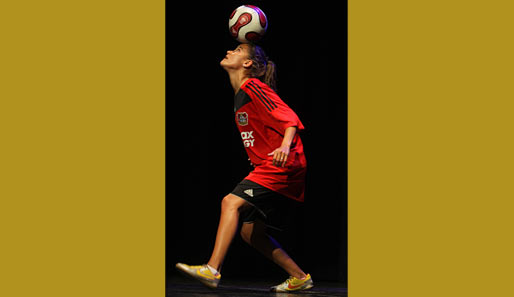 Eines von Aylin Yarens Spezialgebieten: das Ball-Balancieren auf dem Kopf. Der Ball bewegt sich nur, wenn Yaren das so will