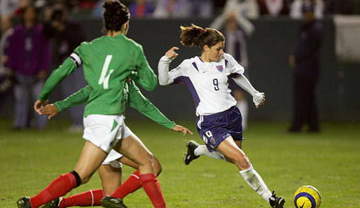 2004 beendete Hamm ihre Karriere in der Nationalmannschaft bei einem Spiel gegen Mexiko