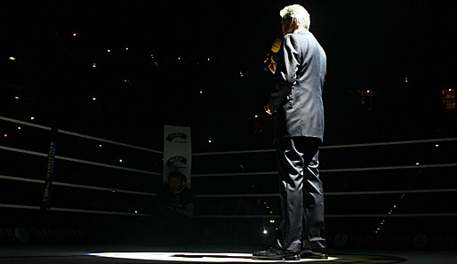 Announcer-Legende Michael Buffer ließ es sich nicht nehmen, das Highlight in der Lanxess-Arena anzusagen