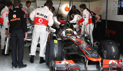 Hektik hingegen bei Buttons Teamkollege Lewis Hamilton: Wegen eines Benzin-Lecks schafft er es fast nicht in die Startaufstellung
