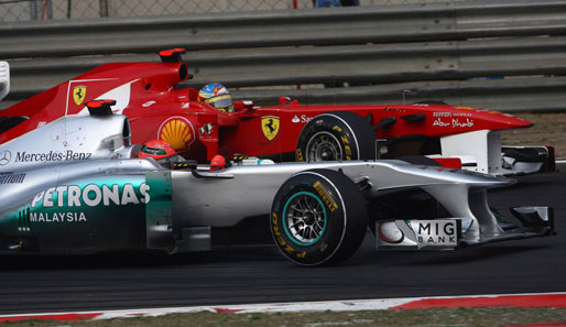 Auch Michael Schumacher hat wieder Spaß. Er liefert sich tolle Duelle - unter anderem mit Fernando Alonso im Ferrari