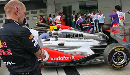Großes Interesse am bärenstarken McLaren hatte auch Red-Bull-Design-Guru Adrian Newey. Wenn er sich ein Auto so genau anschaut, dann sieht er es als Bedrohung