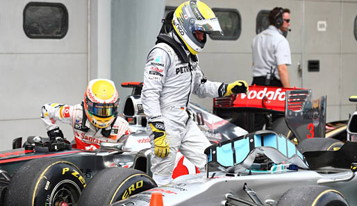 Da guckst du. Nico Rosberg warf nach einem enttäuschenden neunten Platz im Qualifying einen ratlosen Blick auf seinen Mercedes. Michael Schumacher wurde gar nur Elfter
