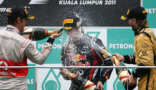 Obligatorisch: Nach dem offiziellen Part der Siegerehrung gab es wieder mal die gute alte Champagner-Dusche. Champion Vettel kriegt das meiste ab