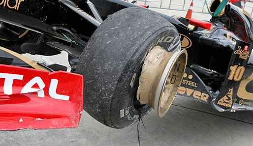 Das sieht nicht gut aus. Bei beiden Lotus-Renault machten im Training die Bremsscheiben schlapp und sorgten für einigen Schaden am Vorderrad