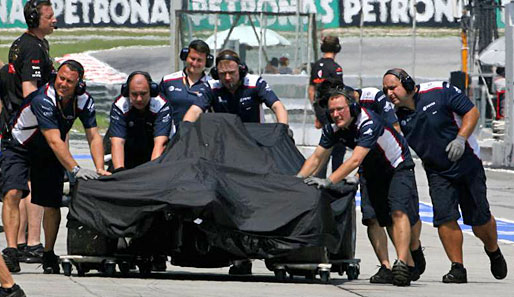 Kleinholz gab es auch bei Williams. Pastor Maldonado schaffte das Kunststück, sich bei der Einfahrt in die Boxengasse in die Reifenstapel zu drehen