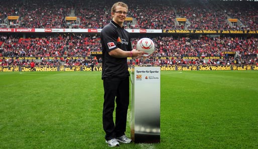 1. FC Köln - 1. FC Nürnberg 1:0: Vor dem Spiel durfte Turner Fabian Hambüchen den Ball auf das Feld tragen, um Werbung für die Sporthilfe zu machen