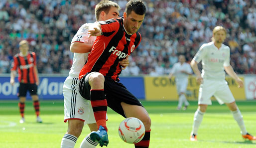 Frankfurt - Bayern 1:1: Philipp Lahm (gegen Martin Fenin) machte hinten rechts nicht immer den sichersten Eindruck