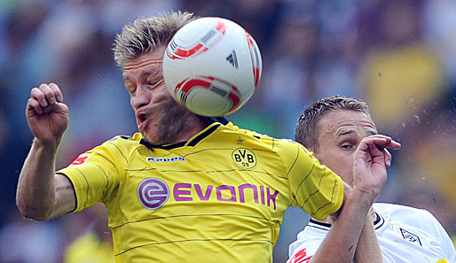 M'gladbach - Dortmund 1:0: Kuba Blaszczykowski (l.) stoppt den Ball mit dem Gesicht