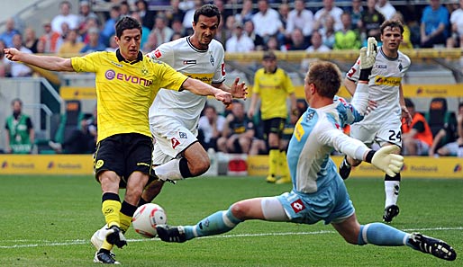 Dortmunds Robert Lewandowski (l.) scheitert an Gladbach-Keeper Marc-Andre ter Stegen