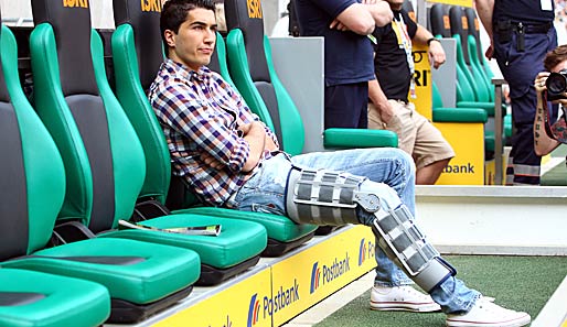 Dortmunds Nuri Sahin war wegen seiner Knieverletzung zum Zuschauen verdammt - und fehlte dem BVB an allen Ecken und Enden