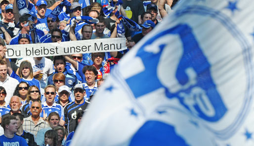 Schalke - K'lautern 0:1: Vor dem Spiel gab's Sympathiebekundungen für den abwanderungswilligen Manuel Neuer. Einige kritische Plakate waren aber auch dabei