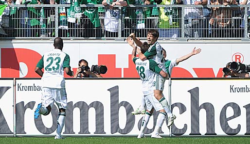 Wolfsburg - 1. FC Köln 4:1: Doppeltorschütze Mandzukic feiert sein erstes Tor zusammen mit Diego und Grafite