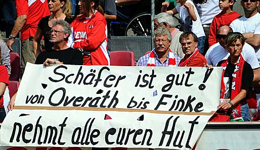 Im Vorfeld der Begegnung protestierten viele Kölner Anhänger gegen den eigenen Klub-Vorstand und für Ex-Coach Frank Schaefer