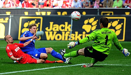 Das hätte die Wende im Spiel sein können: Stefan Kießling von Bayer Leverkusen traf in dieser Situation nur die Latte