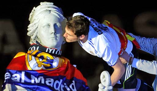 Der emotionale Höhepunkt: Kapitän Casillas küsst die Statue auf der Plaza de Cibeles